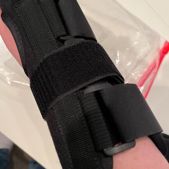 Wrist Brace / Wrist Braces  (Size Medium / Large)‎ - Picture 7 of 7
